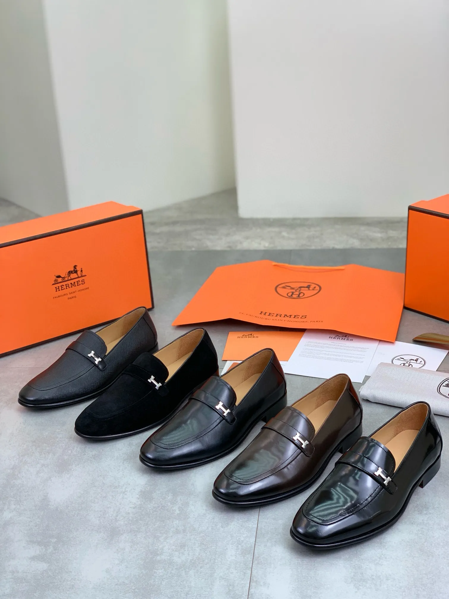 Factory price P960 💰Top version 💎💎💎 Original leather outsole Brand: Hermès (Hermès) Standard code: Men's size 39-44 (38, 45 can be customized) Grade: Same as the official website Original quality materials: Original soft calfskin Water-dyed cowhide lining Original Italian leather outsole Style categories: Men's fashion Formal casual leather shoes Slip-on men's shoes series Young fashion European and American trends, British style, colors: multiple options, counter packaging